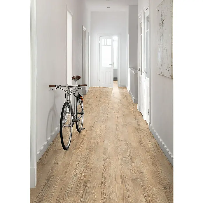 Egger Laminat Aquadura+ - Morella Fichte vintage, Landhausdiele, 1.292 x 193 x 7,5 mm - Flur mit hellem Holzboden und einem eleganten, silberfarbenen Fahrrad an der Wand. Die weißen Wände und Türen verstärken die Helligkeit des Raumes.