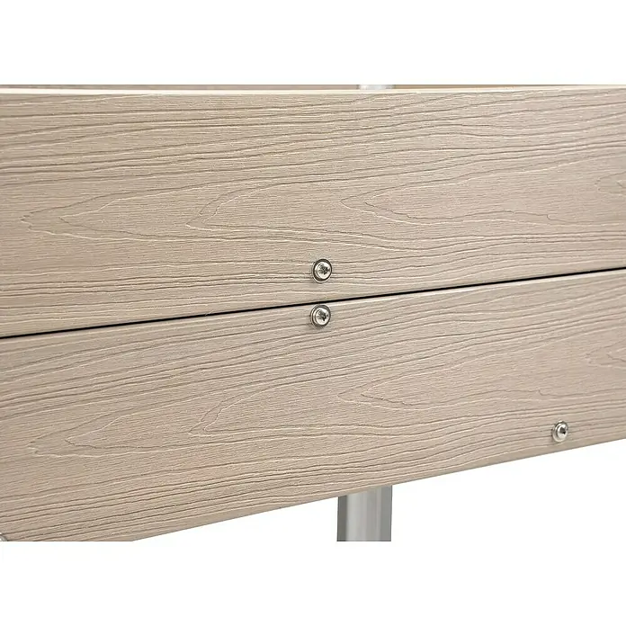 Dobar Hochbeet - 50 x 91 x 60 cm, Verbundwerkstoff, Silbergrau - Nahaufnahme von zwei hellbraunen Holzbrettern, die mit Schrauben befestigt sind und eine feine Holzmaserung aufweisen.