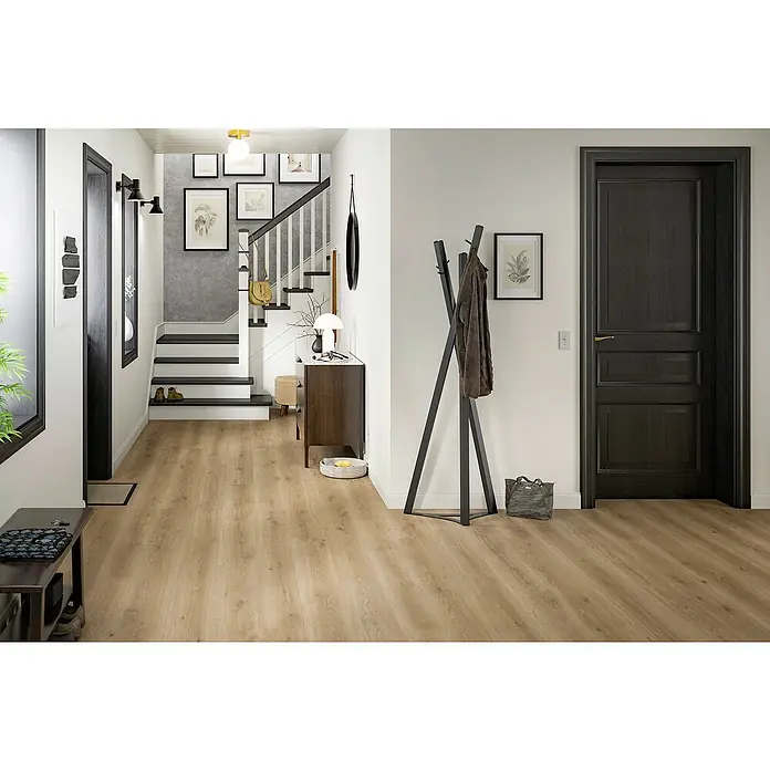 Egger Laminat Aquadura+ - Messina Eiche natur, Landhausdiele, 1.292 x 193 x 7,5 mm - Einladender Eingangsbereich mit hellem Holzboden, Garderobe und dunkler Tür, der einen modernen und stilvollen ersten Eindruck vermittelt.