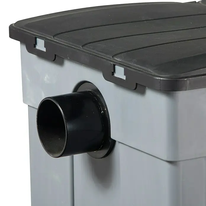 Heissner Durchlauffilter-Set FPU 24000 - Teichgröße: 24 m³, Leistung UVC-Klärer: 24 W - Detailaufnahme eines grauen Teichfilters mit schwarzem Deckel und schwarzem Anschlussstutzen.