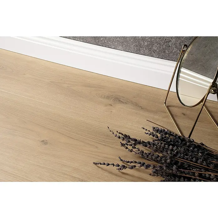 Egger Laminat Aquadura+ - Messina Eiche natur, Landhausdiele, 1.292 x 193 x 7,5 mm - Nahaufnahme von hellem Holzboden mit Spiegel und Lavendelzweigen, ideal für minimalistische Raumgestaltung.