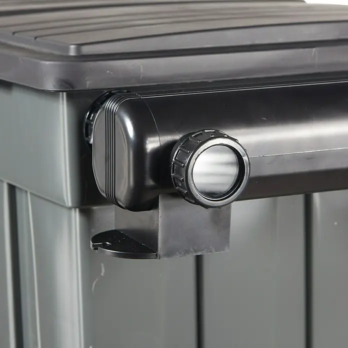 Heissner Durchlauffilter-Set FPU 24000 - Teichgröße: 24 m³, Leistung UVC-Klärer: 24 W - Detailansicht eines schwarzen Regentonnenfilters mit Einstellknopf und Auslass zur Wasserentnahme.