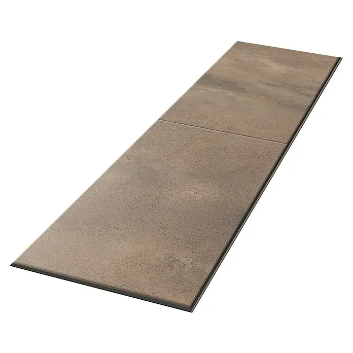 Egger Laminat Aquadura+ - Titanit sandbeige, 1.292 x 327 x 7,5 mm - Eine rechteckige, beige Steinplatte, die sich für den Innen- und Außenbereich eignet, liegt auf einem modernen, schlichten Untergrund.