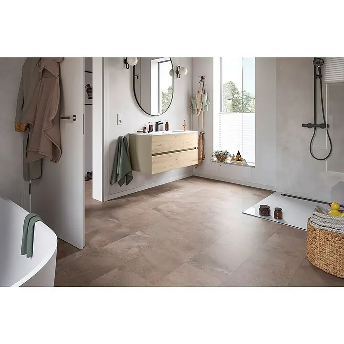 Egger Laminat Aquadura+ - Titanit sandbeige, 1.292 x 327 x 7,5 mm - Modernes Badezimmer mit schwebendem Waschtisch in Holzoptik, ovalem Spiegel und dunkler Armatur für stilvolles Ambiente.