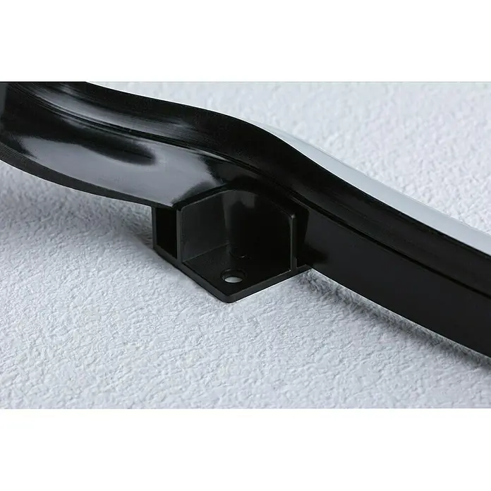Paulmann LED-Band Black Neon - Länge: 300 cm, Lichtfarbe: RGB, 5 W, 5 V - Nahaufnahme einer glänzenden, schwarzen Fußleiste, die an einer weißen Wand befestigt ist. Das Produkt wirkt hochwertig und elegant.