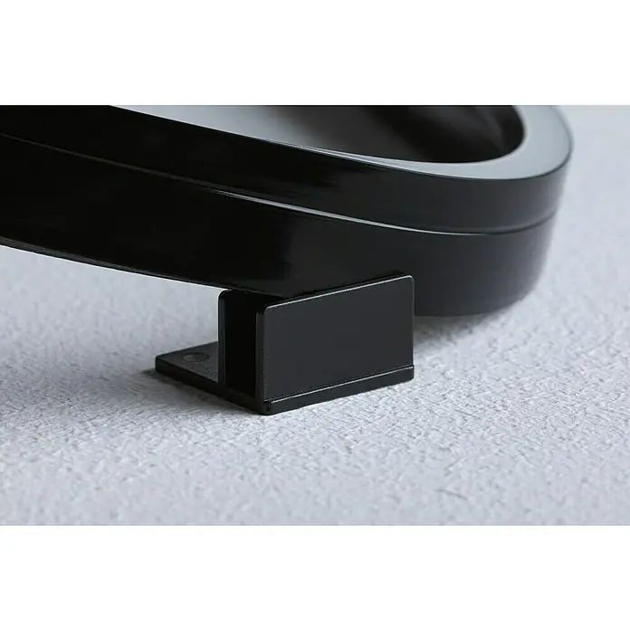 Paulmann LED-Band Black Neon - Länge: 300 cm, Lichtfarbe: RGB, 5 W, 5 V - Nahaufnahme einer eleganten, schwarzen Seifenablage mit glänzender Oberfläche und einer minimalistischen Halterung auf einer strukturierten Fläche.