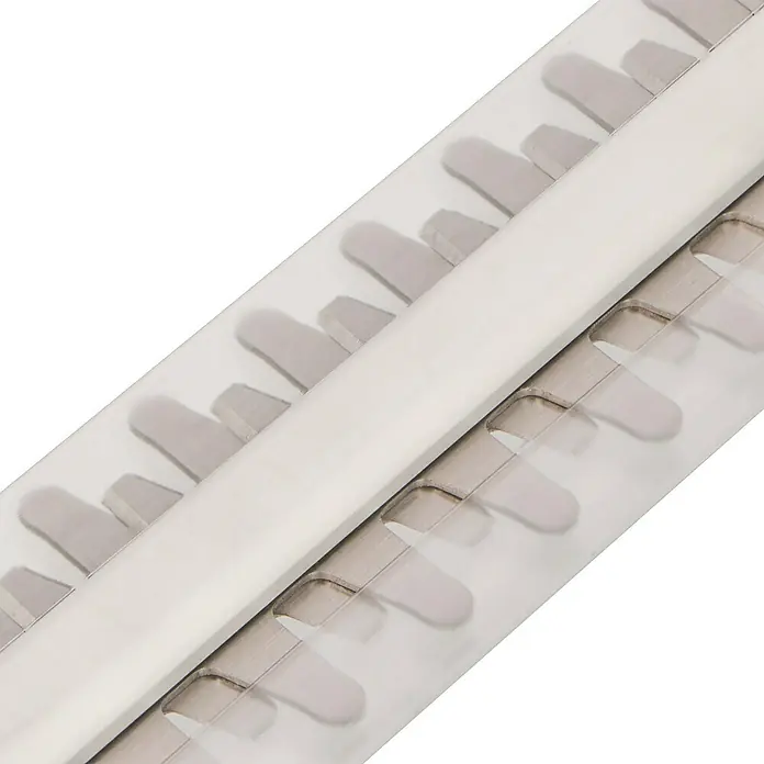 Hurricane Elektro-Heckenschere HHSI 5551 - 550 W, Schnittlänge: 45 cm, Max. Aststärke: 14 mm - Nahaufnahme einer mandelartigen Form aus Metall, die auf einem Band befestigt ist.