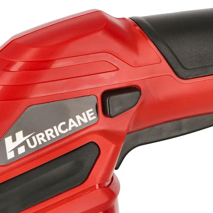 Hurricane Akku-Gras- & Strauchschere HGS-I-55.1 - 3,6 V, Li-Ionen, 1 Akku, Schwertbreite: 9 cm - Detailaufnahme eines roten HURRICANE-Werkzeugs mit schwarzen Akzenten, das ein modernes und ergonomisches Design aufweist.