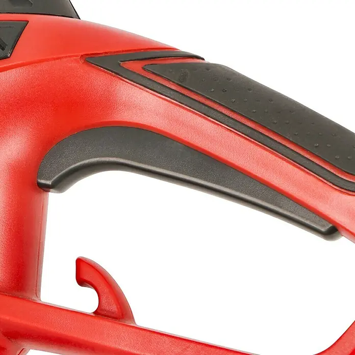 Hurricane Elektro-Heckenschere HHSI 5551 - 550 W, Schnittlänge: 45 cm, Max. Aststärke: 14 mm - Detailaufnahme eines roten, handgeführten Werkzeugs mit schwarzem Griff und Kontrastakzenten für präzise Handhabung und Komfort.