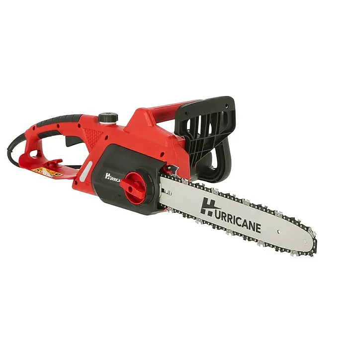 Hurricane Elektro-Kettensäge HEK-I-18/35 - 1.800 W, Schwertlänge: 35 cm, Max. Aststärke: 32 cm - Nahaufnahme einer roten Hurricane-Kettensäge mit schwarzem Griff und scharfer Kette, ideal für Baumschnittarbeiten im Garten.