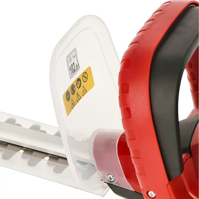 Hurricane Elektro-Heckenschere HHSI 5551 - 550 W, Schnittlänge: 45 cm, Max. Aststärke: 14 mm - Nahaufnahme einer Heckenschere mit rotem Griff und Schutzvorrichtung mit Warnhinweisen, die Sicherheit und Funktionalität hervorheben.
