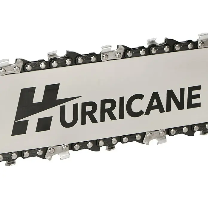 Hurricane Elektro-Kettensäge HEK-I-18/35 - 1.800 W, Schwertlänge: 35 cm, Max. Aststärke: 32 cm - Nahaufnahme einer Hurricane-Kettensäge mit scharfer Kette und robustem Schwert, ideal für anspruchsvolle Sägearbeiten.