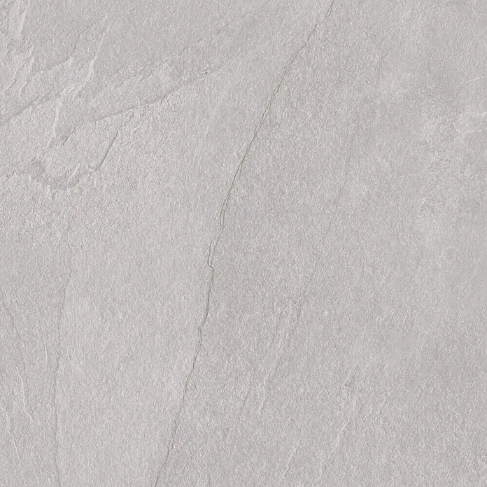 Pavimento porcelánico Aura - 33,3 x 33,3 cm, Light, Mate - Textura de piedra natural gris claro con variaciones sutiles y ligeras grietas.