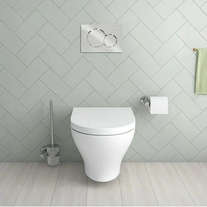 Geberit Betätigungsplatte Sigma 01 - 115.770.21.5 - Chrom Hochglanz, 2-Mengen-Spülung - Nahaufnahme einer modernen, weißen Toilette mit silbernen Akzenten in einem stilvollen Badezimmer mit dezenten Farbtönen.