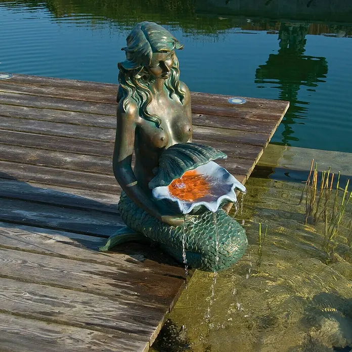 Ubbink AcquaArte Einbaubrunnen Oslo - 34 x 46 x 78 cm, Kunststoff, Bronze - Brunnen mit einer Meerjungfrau-Statue, die eine Muschel hält, aus der Wasser in ein Becken fließt.