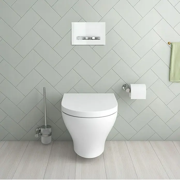 Geberit Betätigungsplatte Sigma 50 - 115.788.11.2 - Weiß/Chrom, 2-Mengen-Spülung - Das Bild zeigt eine moderne Toilette mit Spülkasten, Toilettenbürste und Papierhalter vor einer dezenten Wand.