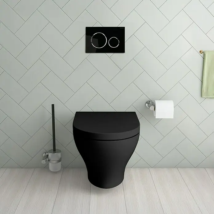 Geberit Betätigungsplatte Sigma 20 115.882.KM.1 - Schwarz Hochglanz, 2-Mengen-Spülung - Bild einer schwarzen Toilette mit Spülknopf und Toilettenbürste vor einer hellen Ziegelwand.