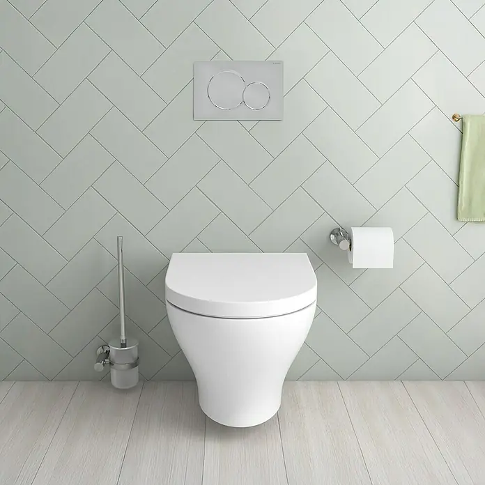 Geberit Betätigungsplatte Sigma 01 - 115.770.JQ.5 - Chrom matt, 2-Mengen-Spülung - Ein wandhängendes WC mit einer eleganten, weißen Keramikschüssel, das moderne Baddesign und Funktionalität in einem stilvollen Paket vereint.