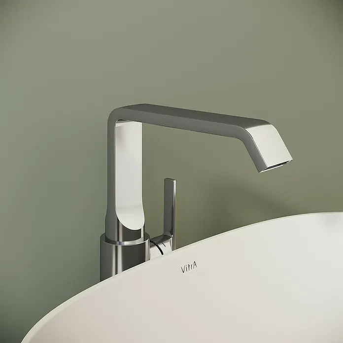 VitrA Suit Waschtischarmatur - Chrom, Glänzend, Ohne Zugstange, Höhe: 25,7 cm - Chrom-Wasserhahn mit weißem VitrA Waschbecken.