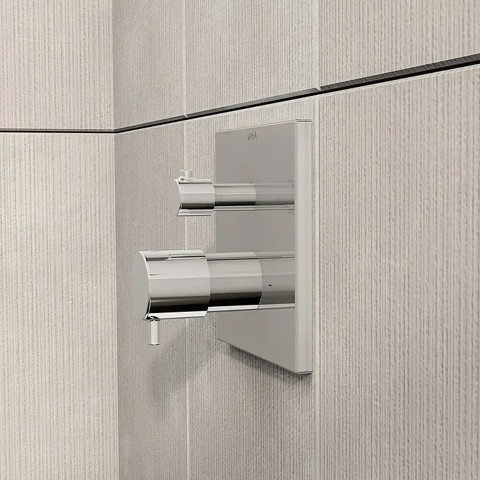VitrA Flow Square UP-Badewannenarmatur - Ausladung Armatur: 91 mm, Chrom, Glänzend - Verchromte VitrA Duscharmatur mit zwei Bedienelementen und Umsteller, in gefliester Dusche montiert.