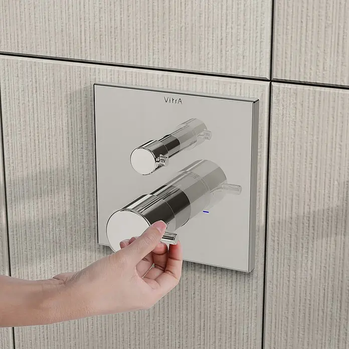 VitrA Flow Square UP-Badewannenarmatur - Ausladung Armatur: 91 mm, Chrom, Glänzend - Eine Hand stellt einen Chrom-Duschmischer mit zwei zylindrischen Griffen ein.