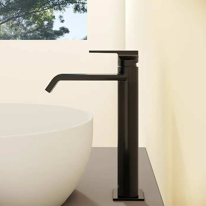VitrA Suit Waschtischarmatur - Schwarz, Glänzend, Höhe: 26,4 cm - Hoher, mattschwarzer Wasserhahn im modernen Design, auf einer Arbeitsplatte neben einem weißen Waschbecken.