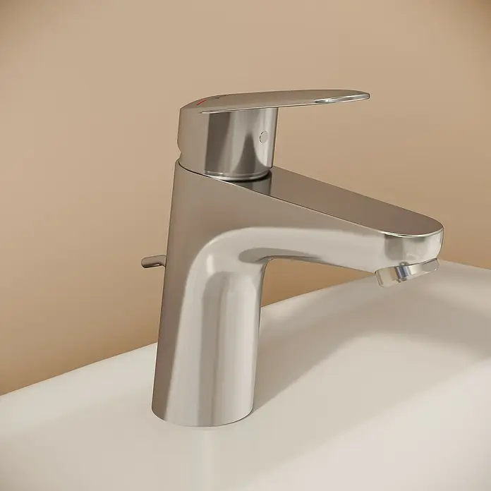 VitrA Flow Round Waschtischarmatur - Höhe: 15 cm, Ausladung Armatur: 114 mm, Chrom, Mit Zugstange - Glänzender Chrom-Einhebelmischer auf einem weißen Waschbecken.