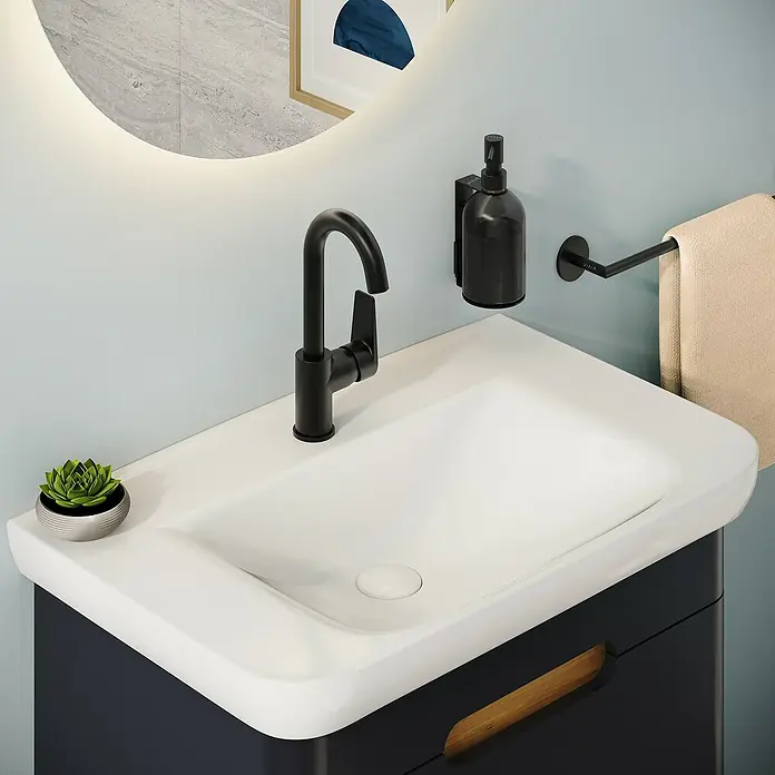 VitrA Flow Square Waschtischarmatur - Schwarz, Matt, Höhe: 28 cm - Weißes rechteckiges Badezimmerwaschbecken mit matt-schwarzem Wasserhahn und Accessoires, integriert in einen dunklen Waschtisch, im modernen Bad.