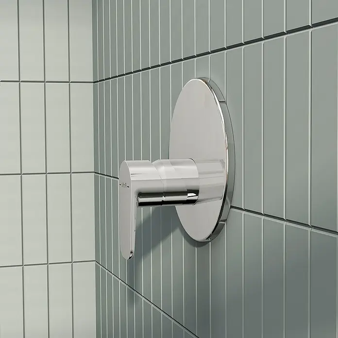 VitrA Flow Soft Brausearmatur - Chrom, Glänzend, Ausladung Armatur: 88 mm, Ohne Hülse - Verchromte Duscharmatur mit Hebelgriff auf hellgrünen Fliesen. VitrA-Marke mit Heiß-/Kaltanzeigen.
