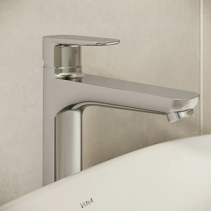 VitrA Flow Soft Waschtischarmatur - Höhe: 29,3 cm, Mit Zugstange, Chrom - Glänzender Chrom-Wasserhahn über einem weißen Waschbecken.