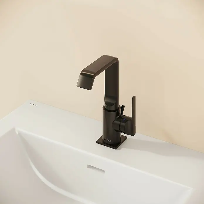 VitrA Suit Waschtischarmatur - Schwarz, Glänzend, Mit Zugstange, Höhe: 20,6 cm - Matte schwarze VitrA Armatur mit rechteckigem Auslauf und Einhebelgriff auf einem weißen Waschbecken.