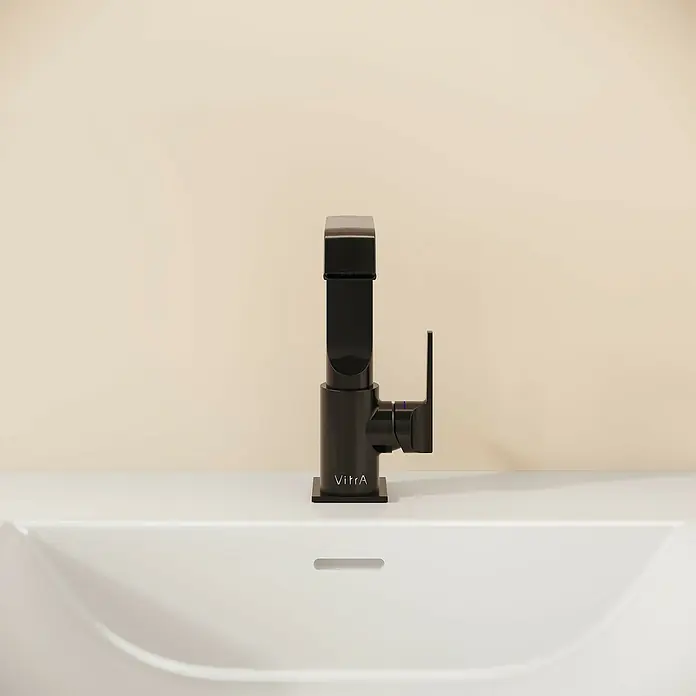 VitrA Suit Waschtischarmatur - Schwarz, Glänzend, Mit Zugstange, Höhe: 20,6 cm - Mattschwarze VitrA Armatur auf weißem Keramikwaschbecken.