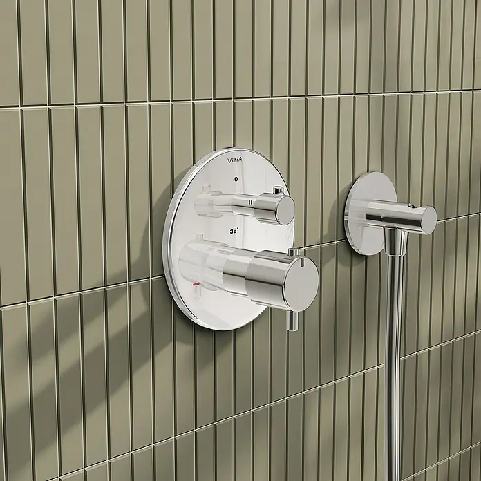 VitrA Flow Soft UP-Badewannenarmatur - Chrom, Glänzend, Ausladung Armatur: 88 mm, Inclusive Hülse - Duscharmatur aus poliertem Chrom mit zwei Drehreglern und separatem Schlauchanschluss, auf vertikalen olivgrünen Fliesen.