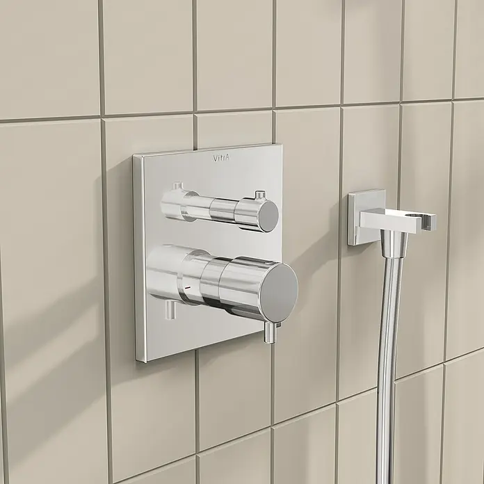 VitrA Flow Square UP-Badewannenarmatur - Ausladung Armatur: 89 mm, Chrom, Glänzend - VitrA Chrom-Duscharmatur mit zwei zylindrischen Griffen und Duschschlauch mit quadratischem Halter, an gefliester Wand montiert.
