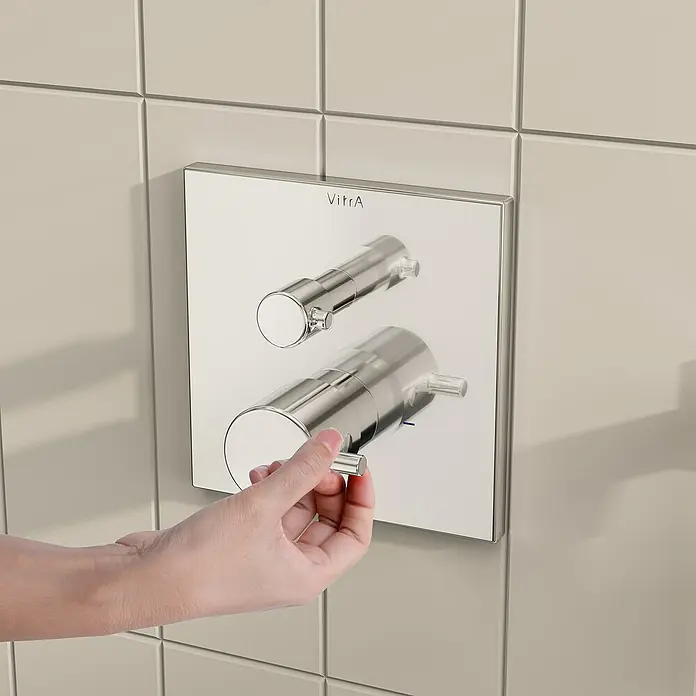 VitrA Flow Square UP-Badewannenarmatur - Ausladung Armatur: 89 mm, Chrom, Glänzend - Hand verstellt glänzende VitrA Duscharmatur mit zwei Reglern an gefliester Wand.