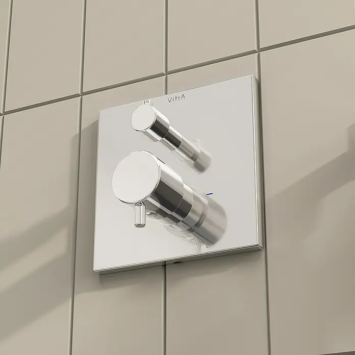 VitrA Flow Square UP-Badewannenarmatur - Ausladung Armatur: 89 mm, Chrom, Glänzend - Glänzende Chrom-Duscharmatur mit zwei zylindrischen Bedienelementen, an einer hellbeigen Fliesenwand montiert.