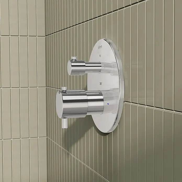 VitrA Flow Soft UP-Badewannenarmatur - Chrom, Glänzend, Ausladung Armatur: 88 mm, Inclusive Hülse - Verchromte Duscharmatur mit klarer Temperaturanzeige an einer hellbeigen Fliesenwand.
