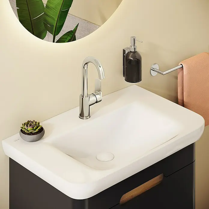 VitrA Flow Square Waschtischarmatur - Chrom, Glänzend, Höhe: 28 cm - Modernes weißes Vitra-Badezimmerwaschbecken mit Chromarmatur auf dunklem Waschtisch, in hellem Bad mit Pflanzenspiegelung.