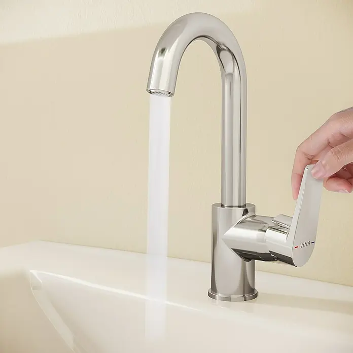VitrA Flow Square Waschtischarmatur - Chrom, Glänzend, Höhe: 28 cm - Silberner VitrA Wasserhahn mit laufendem Wasser, Hand bedient den Hebel im Waschbecken.