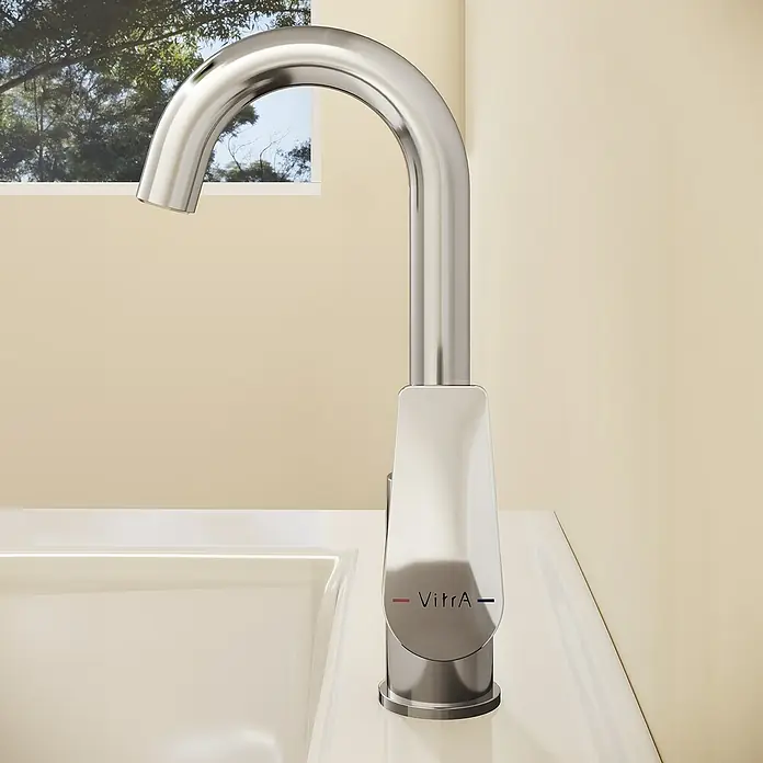 VitrA Flow Square Waschtischarmatur - Chrom, Glänzend, Höhe: 28 cm - Glänzender VitrA Wasserhahn aus Metall, installiert in einem hellen Waschbecken und Arbeitsplatte.