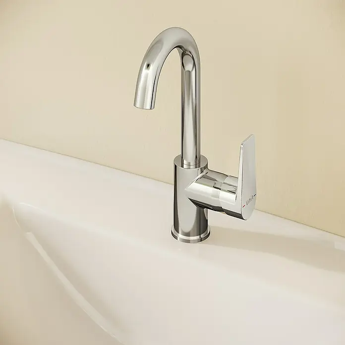 VitrA Flow Square Waschtischarmatur - Chrom, Glänzend, Höhe: 28 cm - Ein glänzender Chrom-Wasserhahn mit Einhebelmischer auf einem weißen Waschbecken, vor einer hellcremefarbenen Wand.