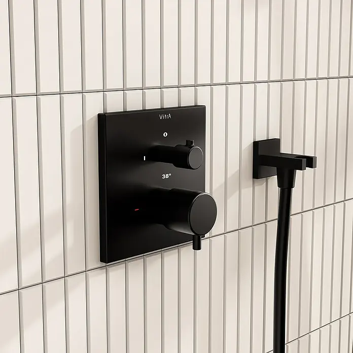 VitrA Flow Square UP-Badewannenarmatur - Ausladung Armatur: 89 mm, Schwarz, Matt - Mattschwarze Duscharmatur mit zwei runden Bedienelementen und passendem Schlauchhalter.