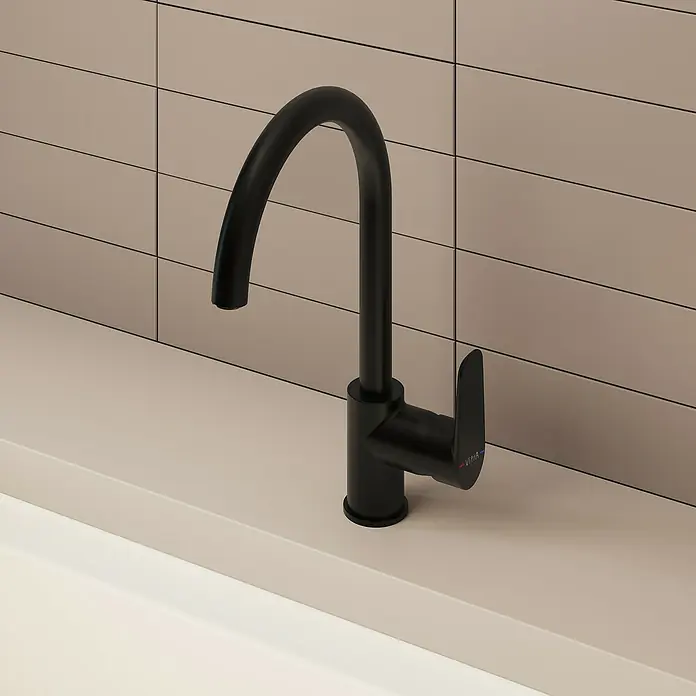 VitrA Flow Soft Spültischarmatur - Fester Auslauf, Schwarz, Matt, Höhe: 35,2 cm - Mattschwarze Küchenarmatur mit hohem Auslauf und Einhebelgriff auf heller Arbeitsplatte mit Fliesenrückwand.