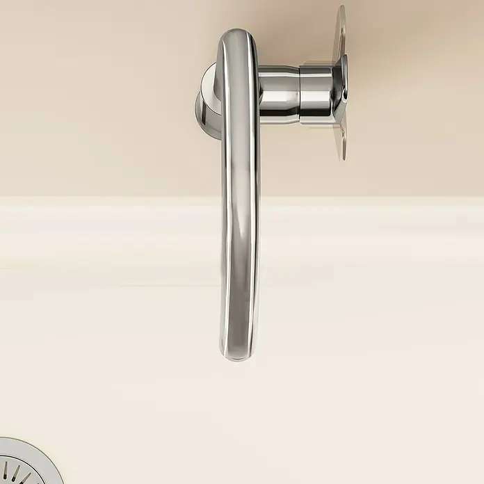 VitrA Flow Soft Spültischarmatur - Fester Auslauf, Chrom, Glänzend, Höhe: 35,2 cm - Glänzender Chromhebel-Wasserhahn über einem Spülbeckenabfluss.