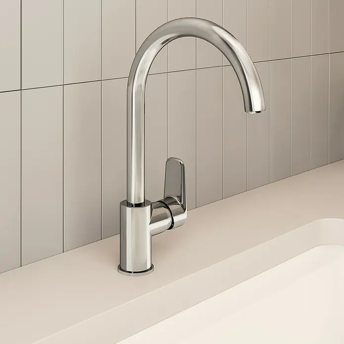 VitrA Flow Soft Spültischarmatur - Fester Auslauf, Chrom, Glänzend, Höhe: 35,2 cm - Verchromte Küchenarmatur mit hohem Bogenauslauf und Einhebelmischer, installiert auf einer hellen Arbeitsplatte mit Fliesenrückwand.