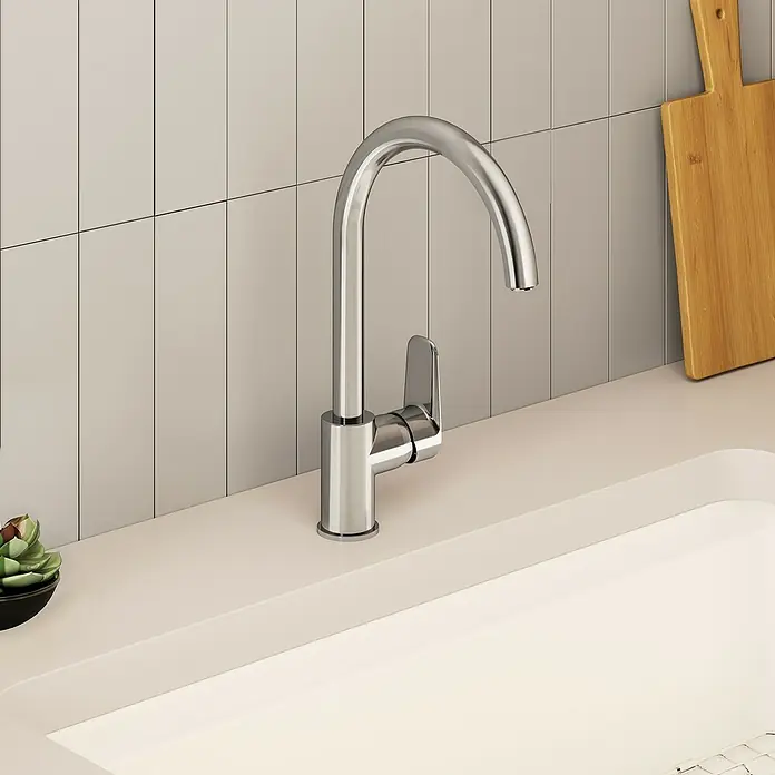 VitrA Flow Soft Spültischarmatur - Fester Auslauf, Chrom, Glänzend, Höhe: 35,2 cm - Chrom-Küchenarmatur mit Einhebelmischer über einem hellen Spülbecken installiert.