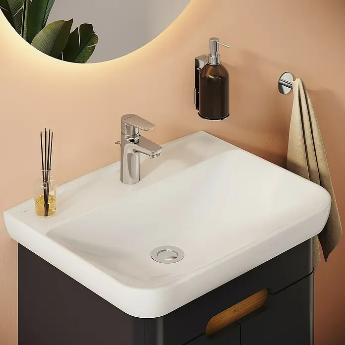 VitrA Flow Soft Waschtischarmatur - Chrom, Höhe: 15 cm, Mit Zugstange - Modernes weißes Waschbecken mit Chromarmatur, dunklem Unterschrank, beleuchtetem Spiegel, Pfirsichwand, Seifenspender, Raumduft.