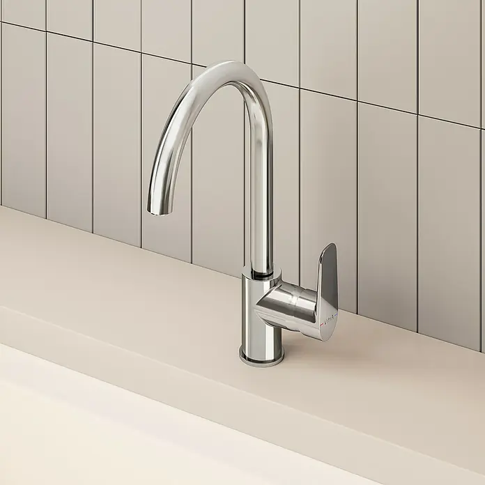 VitrA Flow Soft Spültischarmatur - Fester Auslauf, Chrom, Glänzend, Höhe: 35,2 cm - Verchromte Küchenarmatur mit gebogenem Auslauf und Einhebelgriff auf beiger Arbeitsplatte.