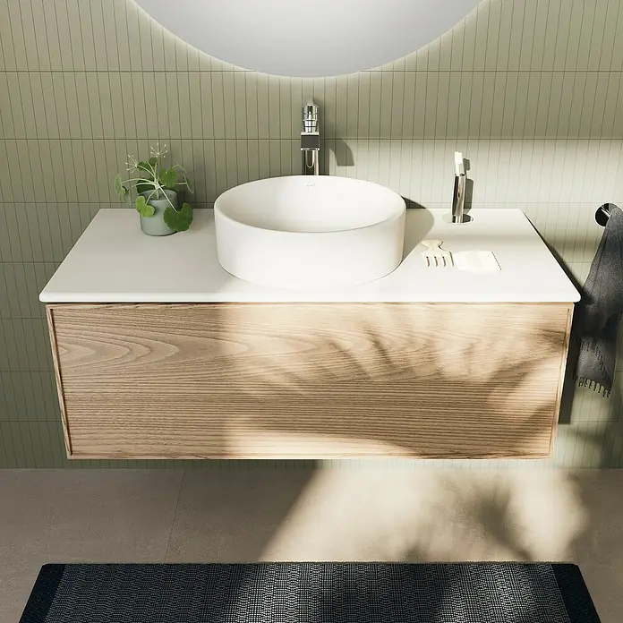 VitrA Suit Waschtischarmatur - Chrom, Glänzend, Höhe: 26,4 cm - Moderner Badezimmerschrank mit weißem Rundbecken, hellem Holzunterschrank und hellgrüner Fliesenwand.