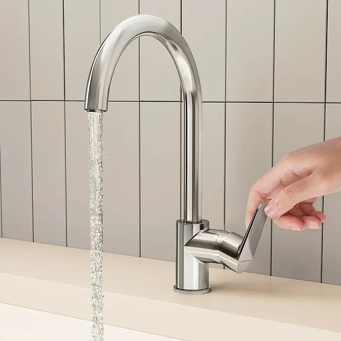 VitrA Flow Soft Spültischarmatur - Fester Auslauf, Chrom, Glänzend, Höhe: 35,2 cm - Chromfarbener Küchenwasserhahn mit fließendem Wasser, eine Hand verstellt den ergonomischen Hebelgriff.